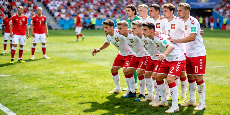 丹麦队球员在欧锦赛上团结一致的防守阵型全景