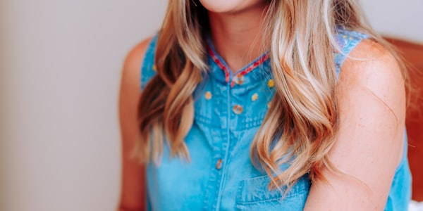 阿根廷队球星梅西在比赛中带球突破的经典镜头