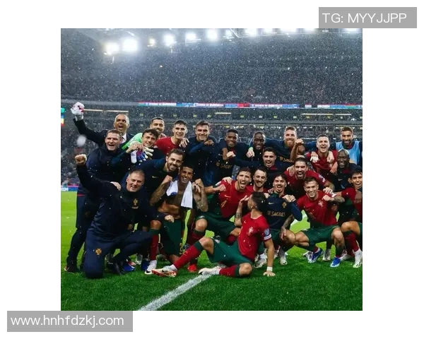 当足球球星展现可爱瞬间让赛场氛围充满童真与温暖